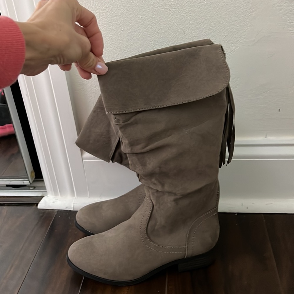 New Steve Madden Girls Taupe boots size 3
